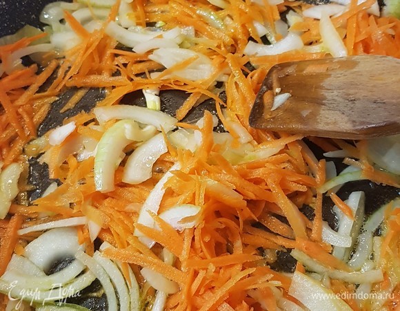 Лук нарезать полукольцами. Морковь натереть на крупной терке. Обжарить до мягкости в той же сковороде, где жарилась рыба.