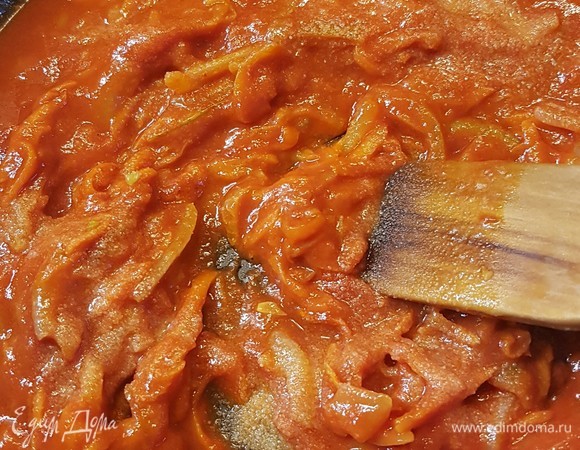 К луку с морковью добавить муку, томатную пасту, уксус. Все хорошо размешать. Влить воду. Посолить и добавить сахар по вкусу.