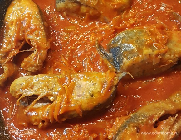 В соус положить рыбу. Накрыть сковороду крышкой и тушить на маленьком огне 20 минут. Горбуша под маринадом из моркови и лука получается нежная и сочная. Подавать с рисом или картофельным пюре.