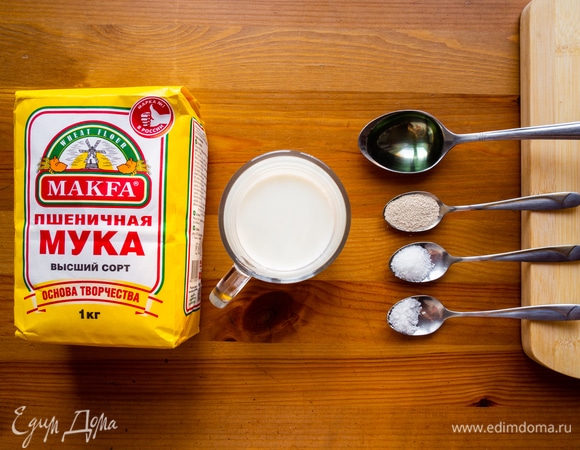 Начнем с приготовления теста. Молоко слегка подогреть.