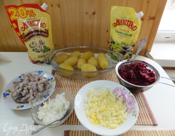 Отвариваем свеклу, картофель в мундире, яйца. Очищаем свеклу и яйца. Натираем на терке. Сельдь режем мелким кубиком. Картофель очищаем.