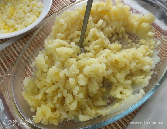 Разминаем картофель до однородной массы.