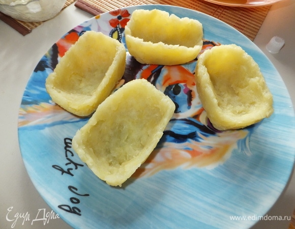 Берем формочки в виде кораблика (это может быть форма из-под йогурта). На форму укладываем полиэтиленовый пакет. Берем картофель и пальцами лепим «лодочку». Картофель должен быть горячим. Вытаскиваем пакет из формы вместе с картофельной «лодочкой» и укладываем на блюдо, отправляем «лодочки» в холодильник для застывания на 15 минут.