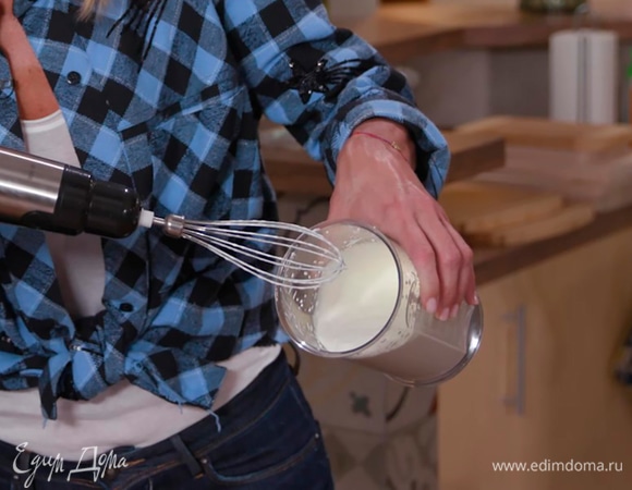Сливки взбить блендером с насадкой-венчиком, так чтобы они загустели, но еще лились.