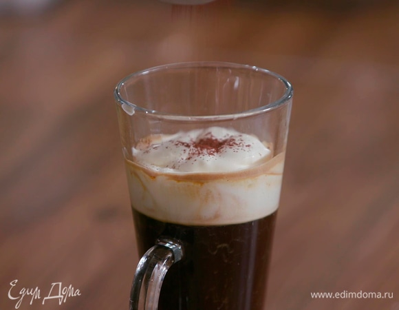 В высокий стакан всыпать сахар, влить виски и кофе, сверху по обратной стороне ложки налить сливки, затем через ситечко присыпать какао.