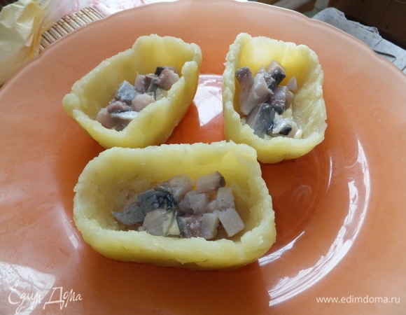 На майонез выкладываем филе сельди с луком. Делаем майонезную сеточку.