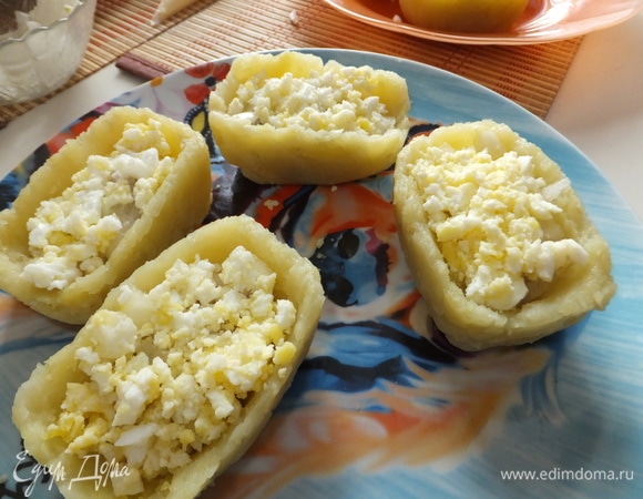 Отправляем в «лодочки» яйца. И делаем майонезную сеточку.