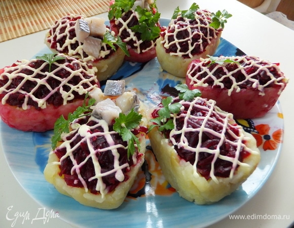 Делаем майонезную сеточку и украшаем зеленью петрушки и филе сельди. Приятного аппетита!