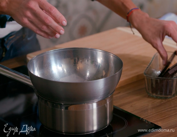 Шоколад поломать небольшими кусочками и растопить на водяной бане.
