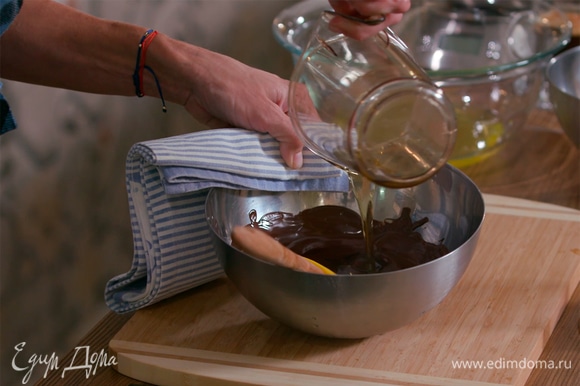 Растопленный шоколад перемешать с оливковым маслом, затем влить эспрессо и вымешать все лопаткой в гладкую массу.