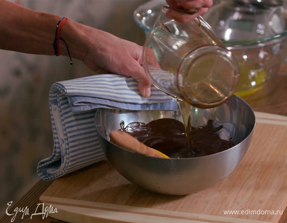 Растопленный шоколад перемешать с оливковым маслом, затем влить эспрессо и вымешать все лопаткой в гладкую массу.