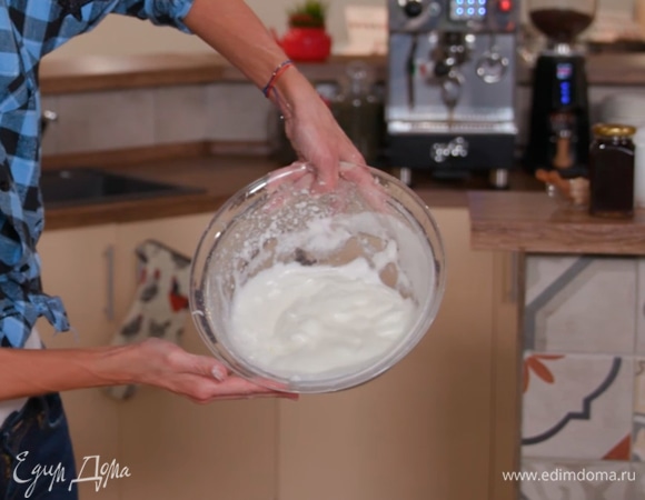 Белки взбить блендером с насадкой-венчиком в пышную массу.