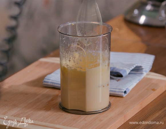 Желтки соединить с 3 ст. ложками сахарной пудры без горки и взбить.