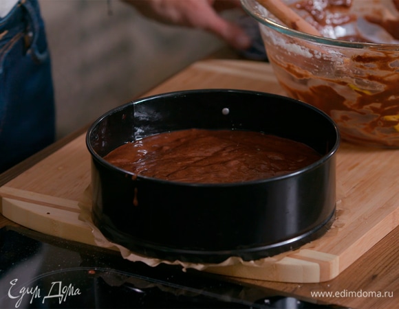 Дно разъемной формы для выпечки выстелить пищевой бумагой, влить тесто и выпекать в разогретой духовке 15–20 минут.