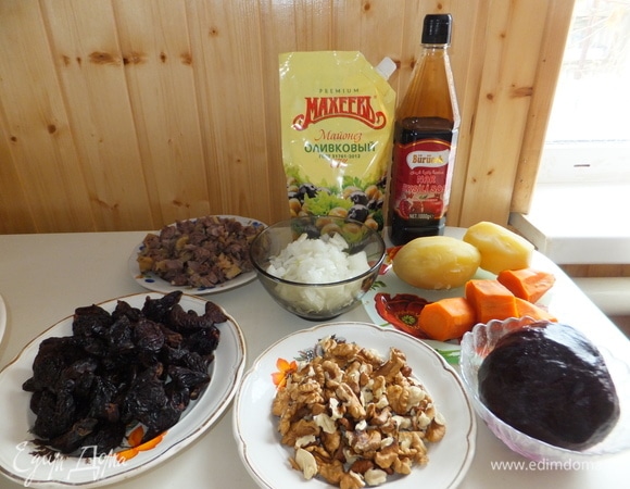 Отвариваем картофель в мундире, свеклу, утиную грудку, морковь. Обдаем кипятком чернослив и оставляем постоять под закрытой крышкой. Чернослив процеживаем и просушиваем на бумажных полотенцах. Режем мелким кубиком грудку, чернослив, лук. Рубим орехи. На терке трем морковь, картофель и свеклу.
