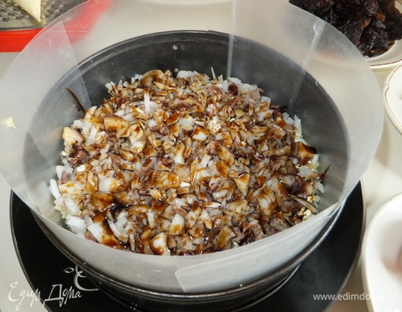 Затем кладем слой утиной грудки с луком и поливаем гранатовым соусом.