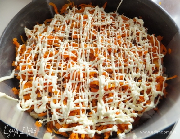 Далее идет слой моркови с майонезной сеточкой.