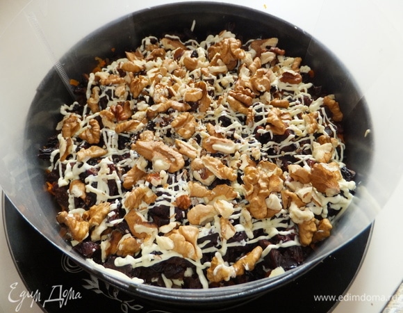 Предпоследний слой — грецкие орехи.