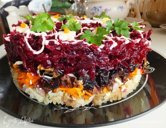 Последний слой — тертая свекла с майонезной сеточкой.