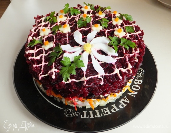 Украшаем нашу полянку «ромашками». Из сыра делаем маленькие «ромашки», из яйца — большую «ромашку». Приятного аппетита!