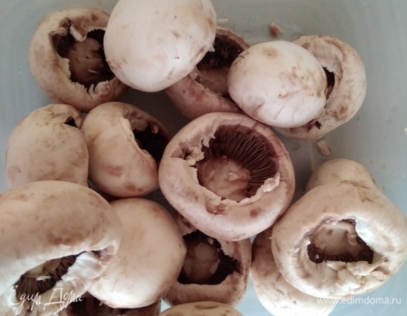 Духовку разогреть до 180°C. Небольшие шампиньоны хорошо промыть, удалить ножку.
