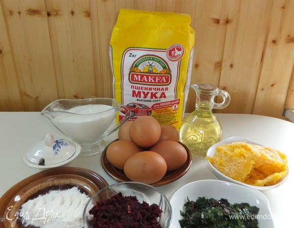 Подготавливаем продукты. Отвариваем свеклу. У нас тыква, измельченная на терке и замороженная. Вы можете запечь ее в фольге или отварить.