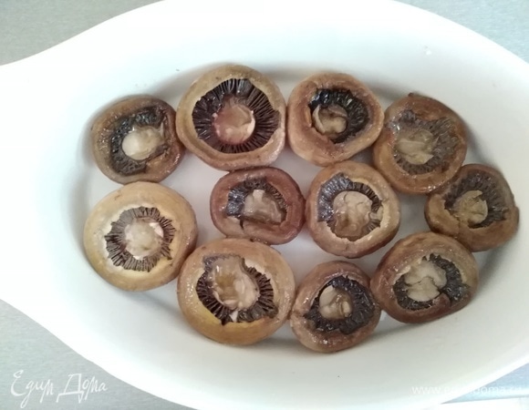 Переложить грибы в жаропрочную форму.