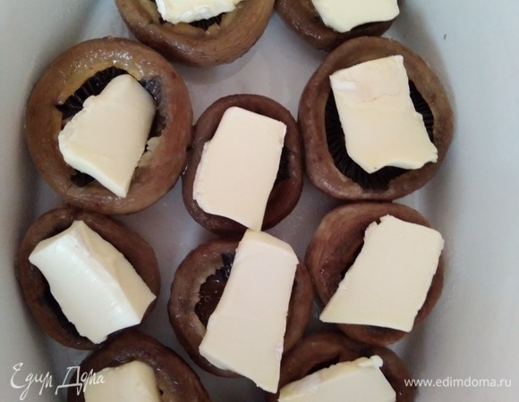 На грибы поместить сыр.