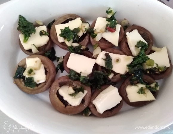 Сверху приправить ароматной зеленью. Старайтесь, чтоб на каждый грибочек хватило.