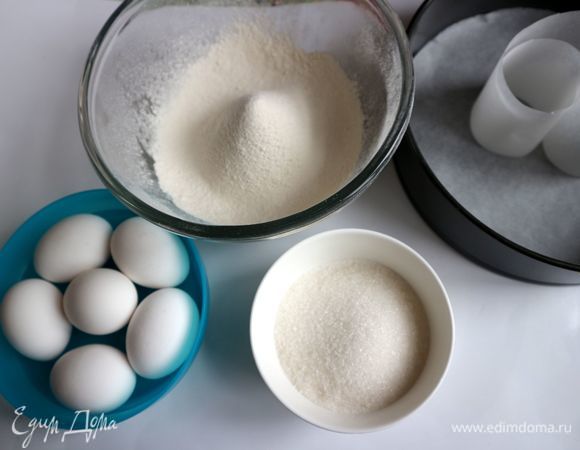 Приготовить все необходимое для приготовления бисквита. Нужна мука высшего сорта с высокой клейковиной, сахарный песок мелкий. Муку мягких сортов пшеницы тонкого помола просеять. Разъемную форму застелить бумагой для выпечки, закрыть борта бумагой для выпечки.