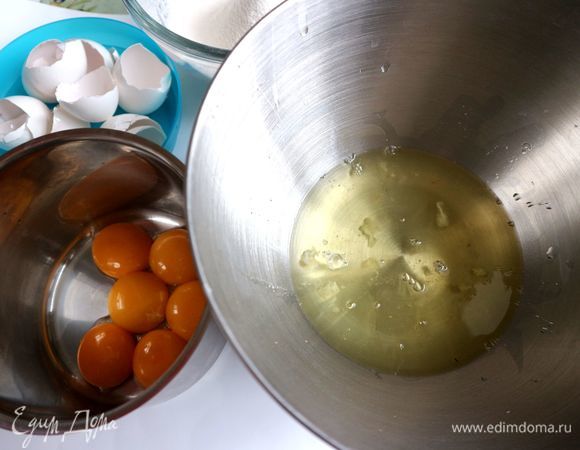 Духовку разогреть до 180°C. У куриных яиц аккуратно отделить белки от желтков. Температура желтка для приготовления бисквита должна быть комнатной или чуть выше. Белки должны быть холодные, также должен быть холодный венчик для взбивания, посуда, в которой вы взбиваете белки. На время их можно поместить в холодильник.