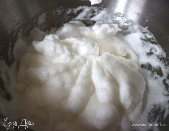 Белки взбить миксером (в комбайне) сначала на низкой скорости, а как появится пена — скорость увеличить до максимальной и взбивать до устойчивой крепкой пены. Для бисквита белок взбивается без сахара, соли, лимонного сока, так как это добавки для безе.