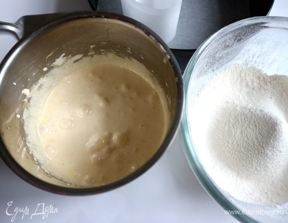 К желткам добавить весь сахар, взбить с помощью миксера (комбайна) насадкой «лопаточка» интенсивно до увеличения объема в несколько раз. Масса должна стать светлой и однородной, сахар должен полностью раствориться.