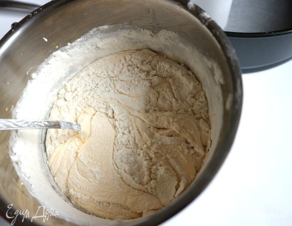 Добавить просеянную муку (через сито).