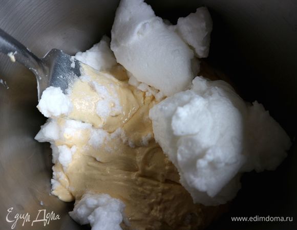 Постепенно небольшими партиями вручную подмешивать белок к желтковой массе, аккуратно перемешивая металлической лопаткой (в 4–5 приемов).