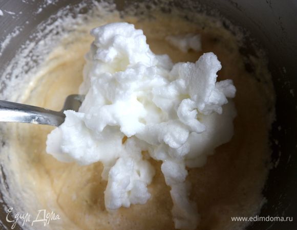 Добавить еще белки, перемешать.