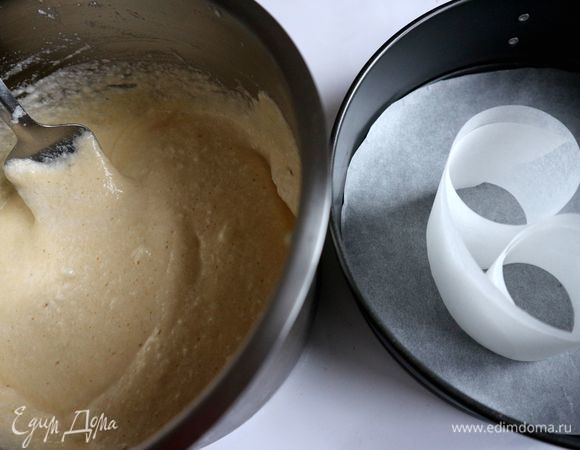 Масса должна остаться пышной, воздушной, не следует перемешивать долго.