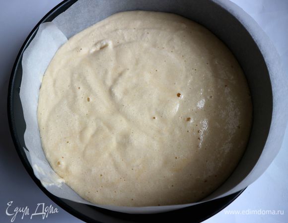 Перелить массу в форму, отправить в разогретую духовку на 30 минут. Во время выпечки дверцу духовки не открывать.