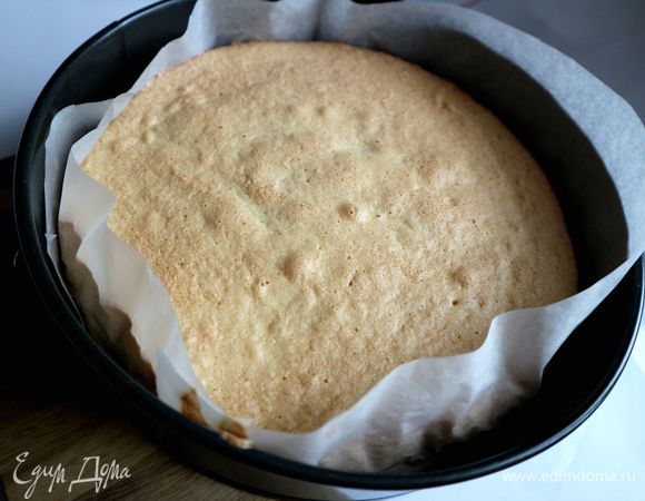 Вынуть форму с бисквитом из духовки, дать полностью остыть и постоять пару часов при комнатной температуре. Приступать к пропитке бисквита и работе с кремом следует не раньше, чем через 4–5 часов после того, как вы вынете его из духовки. Лучше убрать бисквит на ночь в холодильник прямо в форме, закрыв пленкой или фольгой.