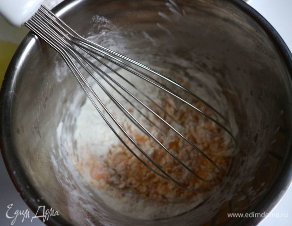 Желтки смешать с сахарной пудрой.