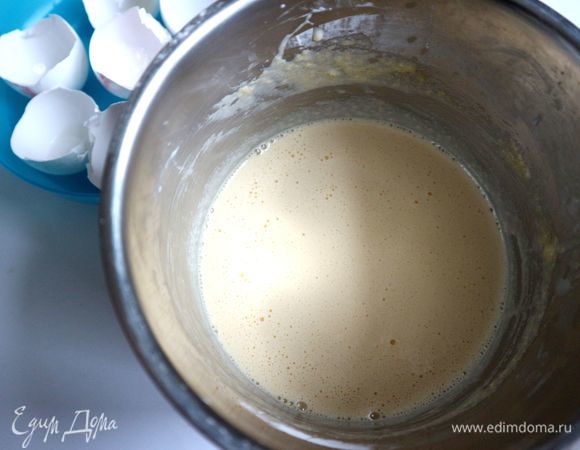 Стручок ванили разрезать вдоль, вынуть семена, поместить стручок и семена в сотейник с молоком, молоко довести до кипения на среднем огне. Огонь выключить. В желтковую массу тоненькой струйкой добавить, постоянно перемешивая, часть горячего молока (можно добавлять до 1/3 части молока). Затем молоко вновь поставить на огонь, довести до кипения, желтковую смесь тонкой струйкой добавлять в кипящее молоко, постоянно перемешивать. Огонь должен быть небольшой. Этот процесс занимает 3–4 минуты, варить до загустения.