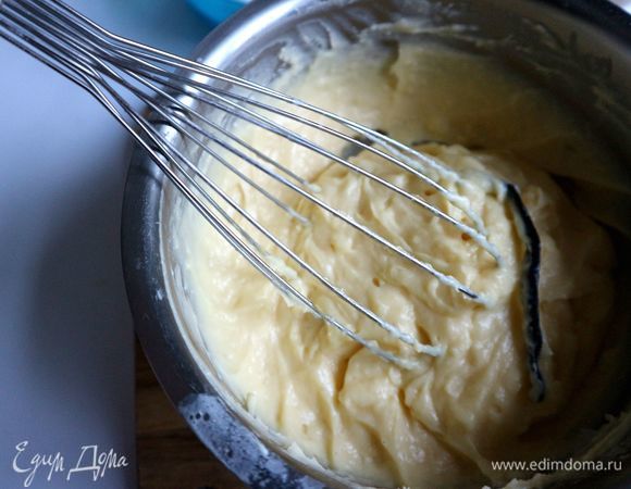 Так будет выглядеть крем после того, как мы выключим огонь. Переложить крем в другую посуду, можно сразу на сито, дать остыть до слегка теплого состояния.