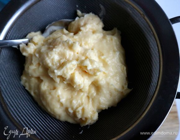 Перетереть крем через сито. В середине процесса добавить сливочное масло и протереть его вместе с оставшимся кремом.