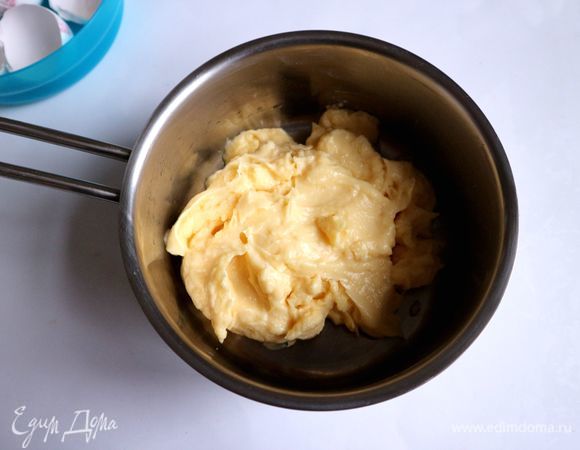 Перемешать ложкой. Так выглядит готовый крем патисьер.