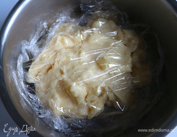 Остывший крем, чтобы не покрывался корочкой, закрыть пищевой пленкой. Оставить до использования.