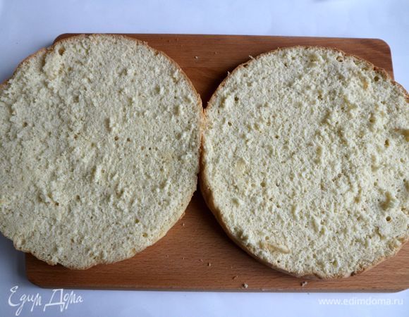 Бисквит достать из холодильника, дать постоять 1 час, аккуратно достать из формы, освободить от бумаги, разрезать длинным ножом вдоль пополам. Половинки бисквита положить на рабочую поверхность разрезом вверх. «Вчерашний» бисквит лучше впитывает пропитку. Для пропитки я взяла сироп от консервированных персиков, добавила в него 2 ч. л. коньяка. Раствор необходимо перемешать.