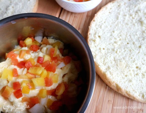 Пропитать равномерно коржи по всей поверхности из столовой ложки сиропом с коньяком. Меньшую часть крема оставить в миске, в другую добавить консервированные тропические фрукты, нарезанные на небольшие кусочки.