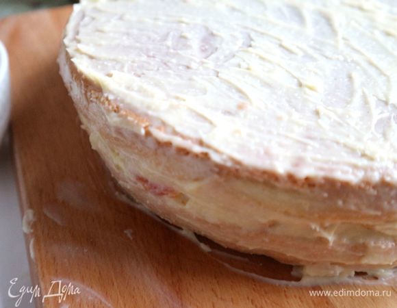 Ею следует накрыть корж с кремом, затем обмазать верх и бока небольшой частью крема без фруктов.