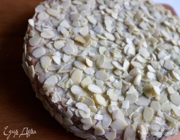 Посыпать верх и бока миндальными лепестками.