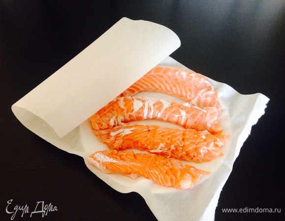 Брюшки семги очистить от чешуи, удалить плавники и пленки, промыть и обсушить бумажным полотенцем.